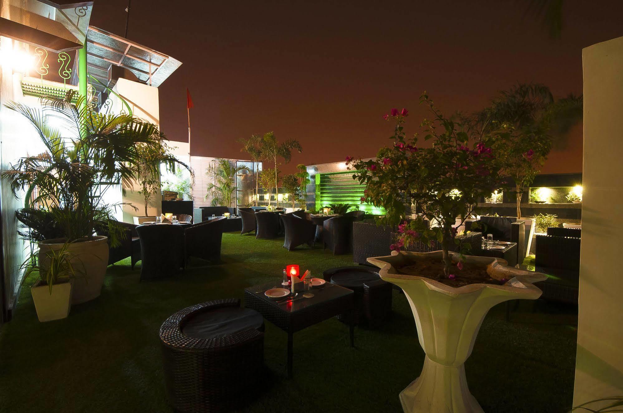 Hotel Swaran Palace Delhi  Exterior photo